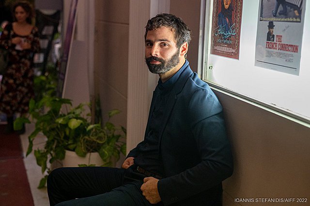 Γιάννης Καράμπαμπας: «Το σκοτάδι εκεί έξω είναι διάχυτο, ας αρχίσουμε να βρίσκουμε το φως μέσα μας»