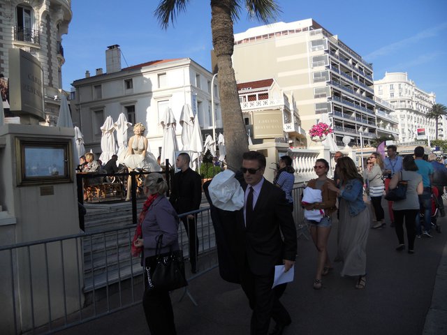 Το κοστούμι μου στον ώμο
