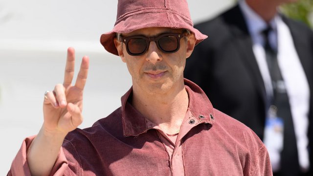 «Σαν το 'Κονκλάβιο' με σαμπάνια»: Ο Τζέρεμι Στρονγκ καλοπέρασε στην κριτική επιτροπή των Καννών