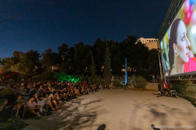 15ο AOAFF powered by ΔΕΗ: Η επετειακή προβολή της «Τιμής των Πρίτζι» κάτω από την Ακρόπολη