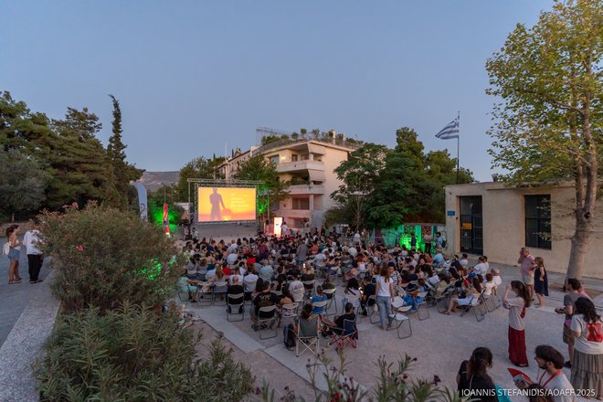 15ο AOAFF powered by ΔΕΗ: Η επετειακή προβολή της «Τιμής των Πρίτζι» κάτω από την Ακρόπολη