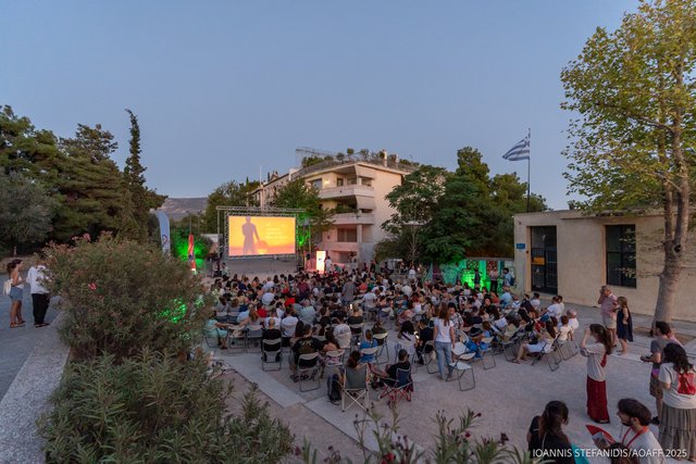 15ο AOAFF powered by ΔΕΗ: Η επετειακή προβολή της «Τιμής των Πρίτζι» κάτω από την Ακρόπολη