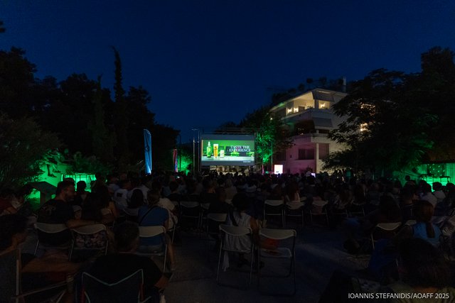 15ο AOAFF powered by ΔΕΗ: Η επετειακή προβολή της «Τιμής των Πρίτζι» κάτω από την Ακρόπολη