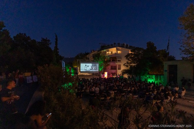 15ο AOAFF powered by ΔΕΗ: Η επετειακή προβολή της «Τιμής των Πρίτζι» κάτω από την Ακρόπολη
