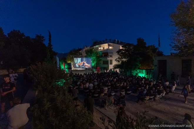 15ο AOAFF powered by ΔΕΗ: Η επετειακή προβολή της «Τιμής των Πρίτζι» κάτω από την Ακρόπολη