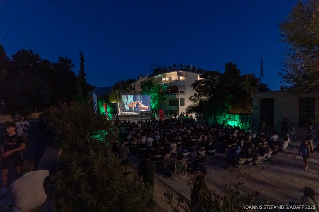 15ο AOAFF powered by ΔΕΗ: Η επετειακή προβολή της «Τιμής των Πρίτζι» κάτω από την Ακρόπολη