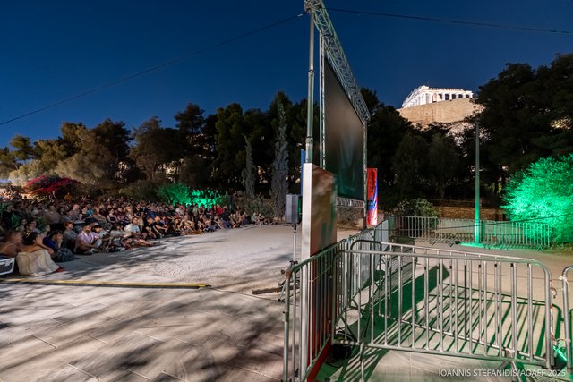 15ο AOAFF powered by ΔΕΗ: Η επετειακή προβολή της «Τιμής των Πρίτζι» κάτω από την Ακρόπολη