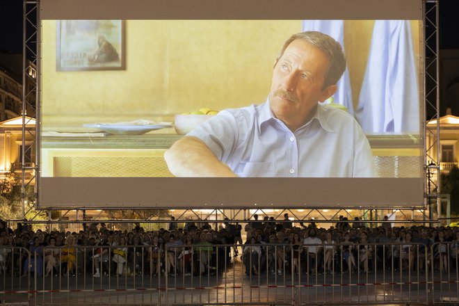 15o AOAFF powered by ΔΕΗ: Ο «Εραστής της Κομμώτριας» σαγήνευσε την Πλατεία Κοτζιά