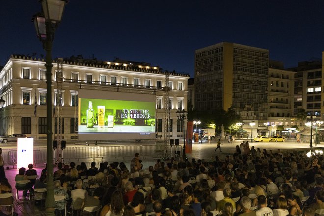 15o AOAFF powered by ΔΕΗ: Ο «Εραστής της Κομμώτριας» σαγήνευσε την Πλατεία Κοτζιά