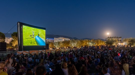 Full Moon Sleepover: Η παράδοση που έγινε λατρεία!