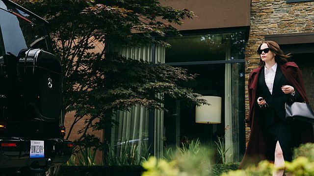 Βενετία 2025: Με την απίθανη «Βουγονία» του, ο Γιώργος Λάνθιμος μας καλεί να γελάσουμε με το τέλος του κόσμου