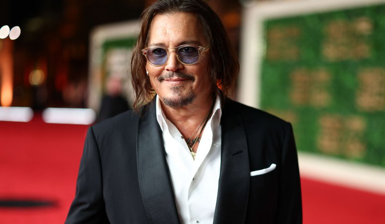 Τζόνι Ντεπ, Ίαν ΜακΚέλεν και Ντέιζι Ρίντλεί για τα «Χριστουγεννιάτικα Κάλαντα» του Τάι Γουέστ