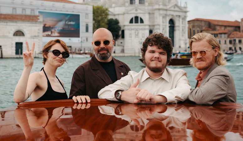 «It's the end of the world as we know it»: Ο Γιώργος Λάνθιμος, η Έμα Στόουν και ο Τζέσι Πλέμονς μας μιλούν για τη «ΒΟΥΓΟΝΙΑ» τους