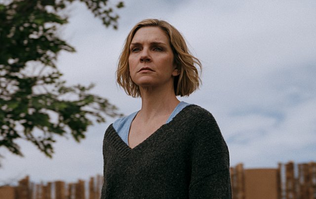 [Kριτική] Οι «μακάβριοι εισβολείς» του «Pluribus» θέλουν το καλό μας (;)