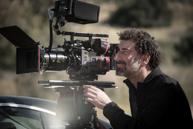 «Είμαι στα στέκια με βαμπίρς και με φαντάσματα»: Το αποτύπωμα του Γιάννη Οικονομίδη στην ποπ κουλτούρα