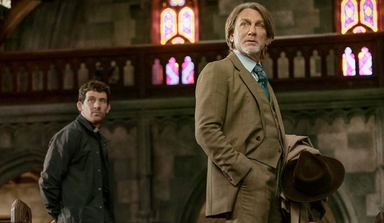 [Κριτική] Το «Wake up Dead Man» είναι το καλύτερο μυστήριο του Μπενουά Μπλανκ