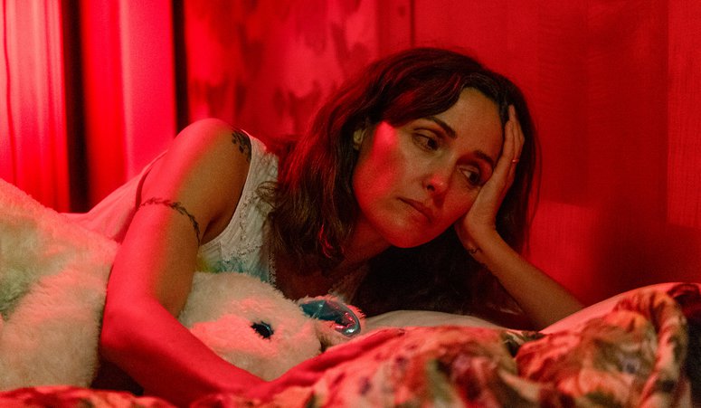 Στο «Αν Είχα Πόδια θα σε Κλωτσούσα» η μητρότητα μετατρέπεται σε ατέρμονο εφιάλτη