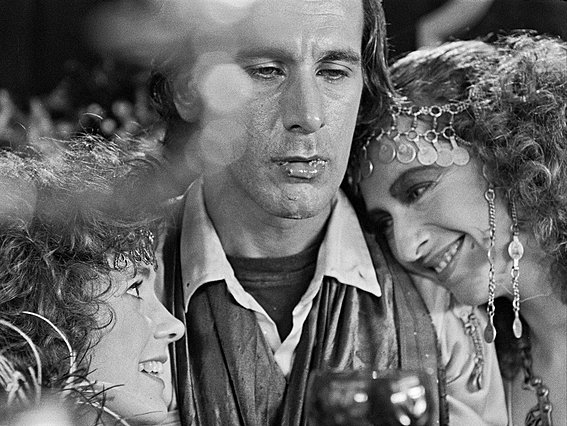 «Singapore Sling - Ο άνθρωπος που αγάπησε ένα πτώμα»: Παρουσίαση βιβλίου και προβολή της ταινίας του Νίκου Νικολαΐδη στην Ταινιοθήκη