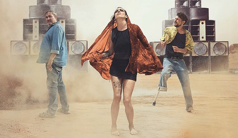 «Sirat» του Όλιβερ Λάσε: Ένα εκρηκτικό μίγμα σκόνης, υπαρξιακής περιπέτειας, πνευματικότητας και αυθεντικής τέκνο