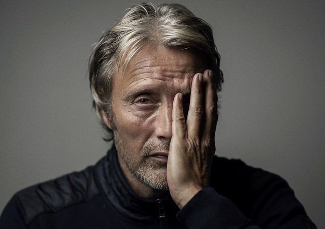 Mad(s) for Marty: Ο Μαντς Μίκελσεν υποστηρίζει ερμηνευτικά το «What Happens at Night» 