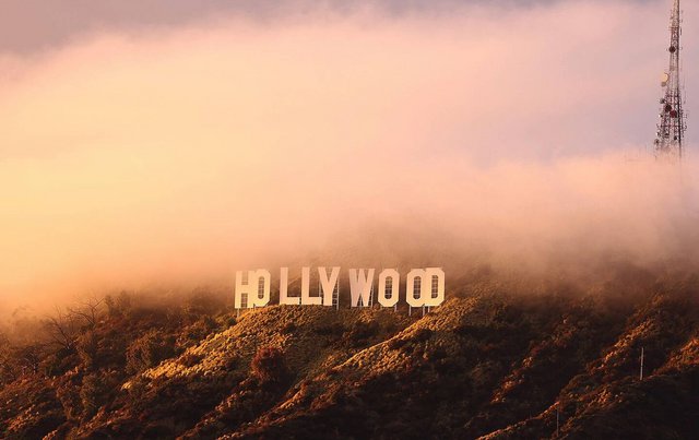 Ομίχλη στο Χόλιγουντ: Η Paramount μηνύει την Warner Bros., ο Πρόεδρος Τραμπ παίρνει θέση