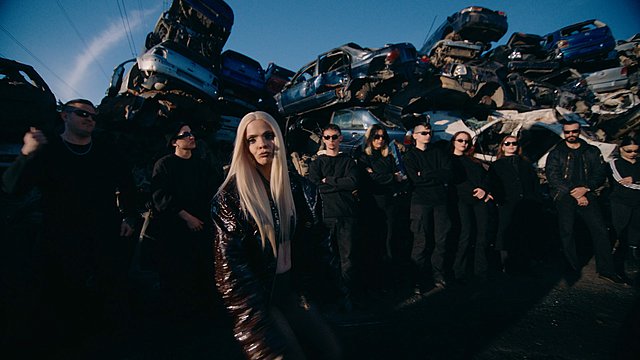 Experimental pop: Η Γεύη Δημητρακοπούλου σκηνοθετεί το μουσικό βίντεο «Bulldog» της Lou