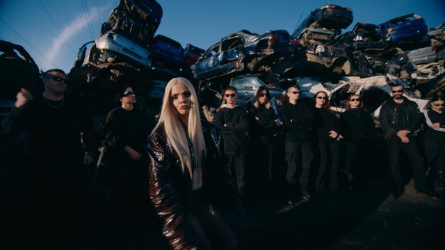 Experimental pop: Η Γεύη Δημητρακοπούλου σκηνοθετεί το μουσικό βίντεο «Bulldog» της Lou