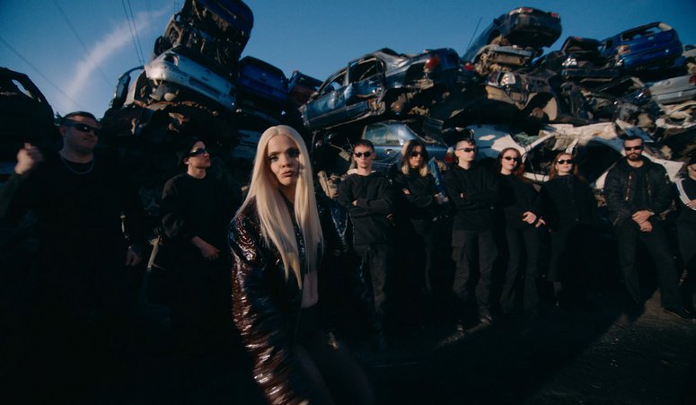 Experimental pop: Η Γεύη Δημητρακοπούλου σκηνοθετεί το μουσικό βίντεο «Bulldog» της Lou