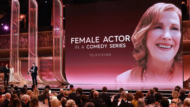 Συγκίνηση: Ο Σεθ Ρόγκεν παραλαμβάνει το βραβείο της Κάθριν Ο’ Χάρα για το «The Studio»