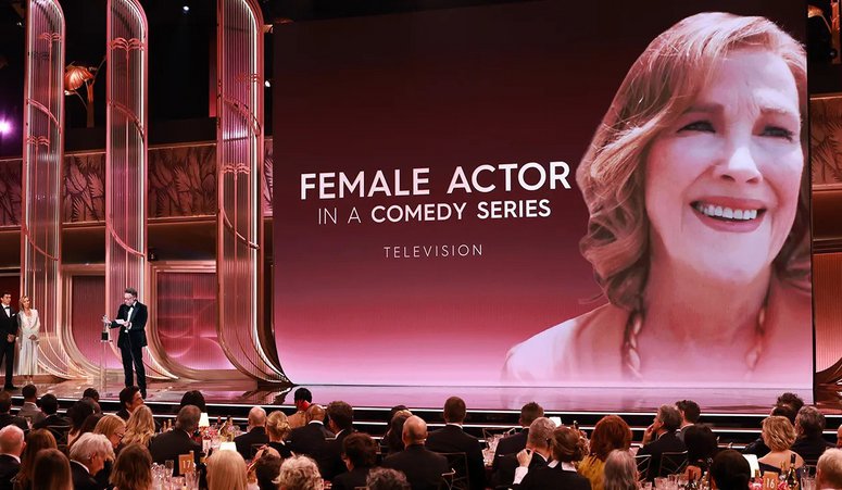 Συγκίνηση: Ο Σεθ Ρόγκεν παραλαμβάνει το βραβείο της Κάθριν Ο’ Χάρα για το «The Studio»