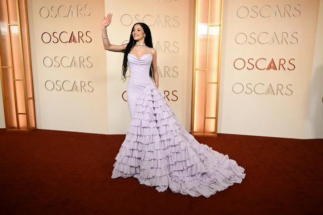 OSCARS 2026: Οι εμφανίσεις στο κόκκινο χαλί των Όσκαρ