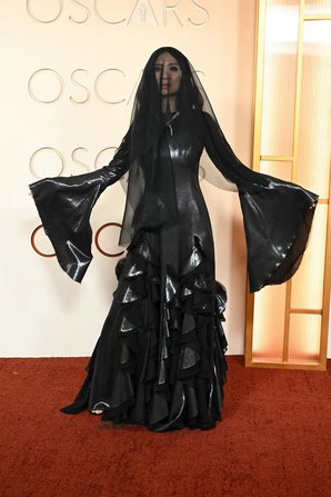 OSCARS 2026: Οι εμφανίσεις στο κόκκινο χαλί των Όσκαρ