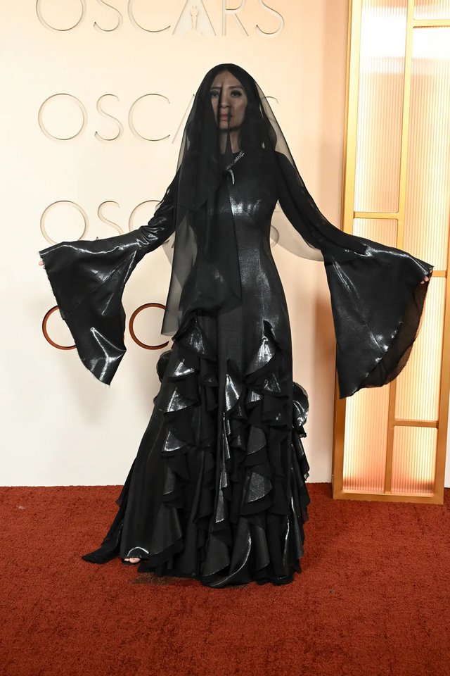 OSCARS 2026: Οι εμφανίσεις στο κόκκινο χαλί των Όσκαρ