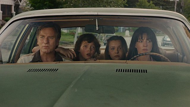 Τρέιλερ «The End of Oak Street»: Αν Χάθαγουεϊ, Γιούαν ΜακΓκρέγκορ, Τζ. Τζ. Έιμπραμς, δεινόσαυροι