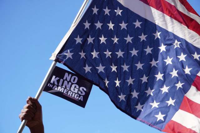 «No Kings» ξεσηκωμός: Οι ΗΠΑ πάλλονται, διάσημοι στους δρόμους να στηρίζουν μια εξέγερση «No Kings» ξεσηκωμός: Οι ΗΠΑ πάλλονται, διάσημοι στους δρόμους να στηρίζουν μια εξέγερση