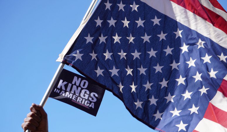 «No Kings» ξεσηκωμός: Οι ΗΠΑ πάλλονται, διάσημοι στους δρόμους να στηρίζουν μια εξέγερση