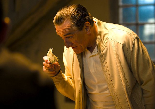 Νέες φωτογραφίες και κλιπάκια του «Malavita»: Προσοχή, όχι συνηθισμένη οικογένεια.