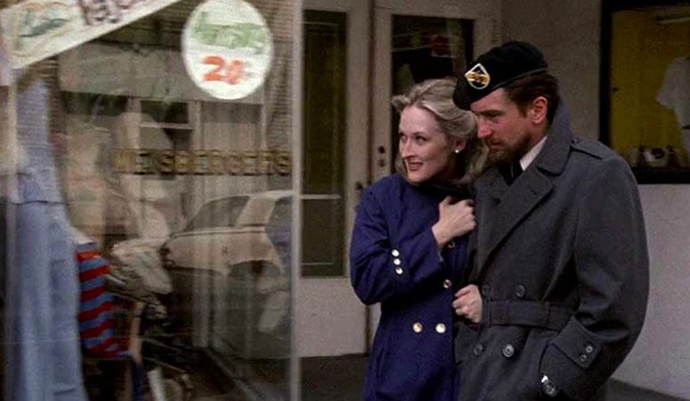 Αυτό το Σάββατο από τις Νύχτες Πρεμιέρας: Ρόμπερτ Ντε Νίρο και Μέριλ Στριπ στον θρυλικό «ΕΛΑΦΟΚΥΝΗΓΟ» του Μάικλ Τσιμίνο