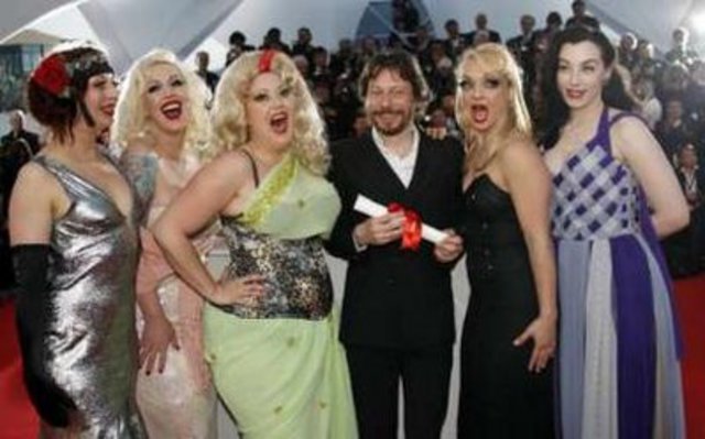 Ο Ματιέ Αμαλρίκ με τις πρωταγωνίστριες του.