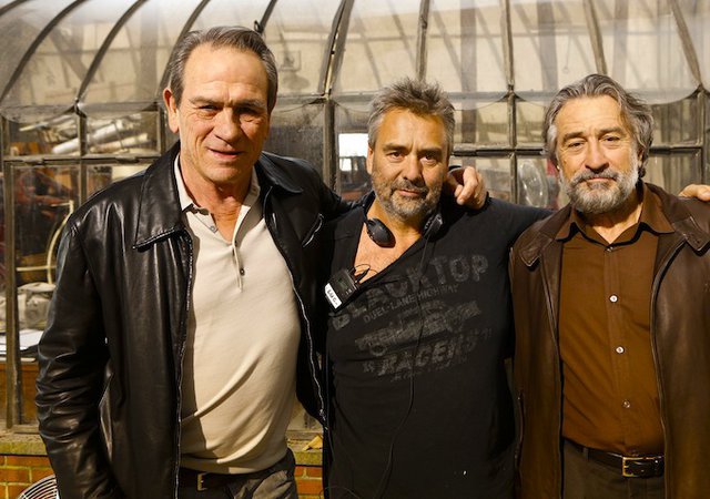 Νέες φωτογραφίες και κλιπάκια του «Malavita»: Προσοχή, όχι συνηθισμένη οικογένεια.