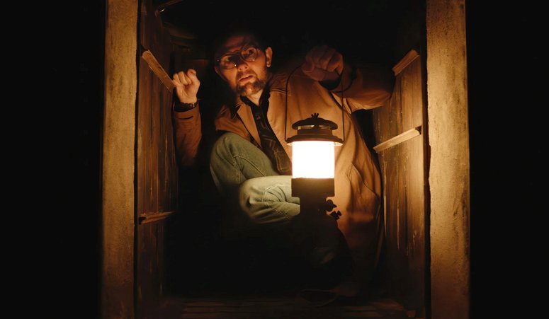 Τρέιλερ: Ο Άνταμ Σκοτ κάνει check-in στον τρόμο με το ανατριχιαστικό «Hokum»