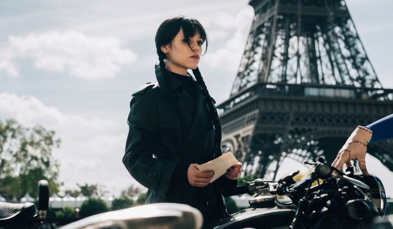 Από το Παρίσι με Τρόμο: Η Πόλη του Φωτός στα γυρίσματα της 3ης σεζόν του «Wednesday» [first look]