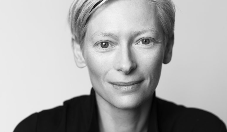 Η έκθεση της Τίλντα Σουίντον «Ongoing» έρχεται στην Στέγη