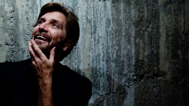 Σιγά μην έλειπε: Ντοκιμαντέρ παρακολουθεί τον Ρούμπεν Έστλουντ και την επιχείρησή του για 3ο Χρυσό Φοίνικα