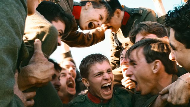 Κάννες 2026: Στο «Coward» η τρυφερή ματιά του Λούκας Ντοντ ανατρέπει τη φρίκη του πολέμου