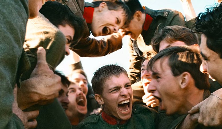 Κάννες 2026: Στο «Coward» η τρυφερή ματιά του Λούκας Ντοντ ανατρέπει τη φρίκη του πολέμου