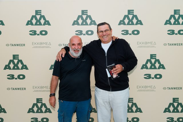 «ΕΛΛΑΔΑ 3.0» : Τρεις μικρού μήκους, φραπέδες, κόλλυβα και πεντοχίλιαρα δραχμές στην πιο new age πρεμιέρα της χρονιάς