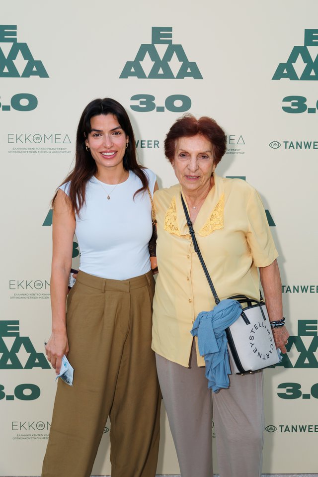 «ΕΛΛΑΔΑ 3.0» : Τρεις μικρού μήκους, φραπέδες, κόλλυβα και πεντοχίλιαρα δραχμές στην πιο new age πρεμιέρα της χρονιάς
