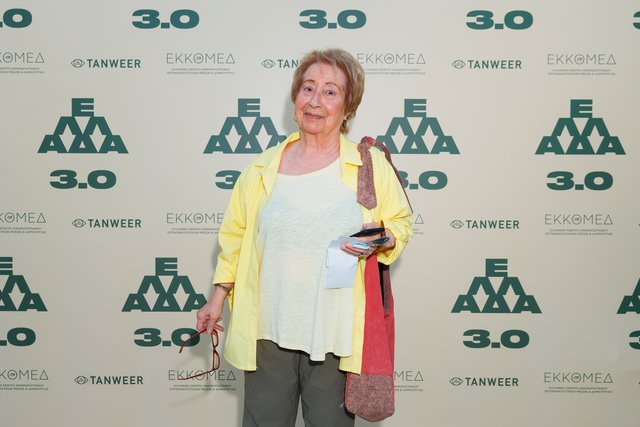 «ΕΛΛΑΔΑ 3.0» : Τρεις μικρού μήκους, φραπέδες, κόλλυβα και πεντοχίλιαρα δραχμές στην πιο new age πρεμιέρα της χρονιάς