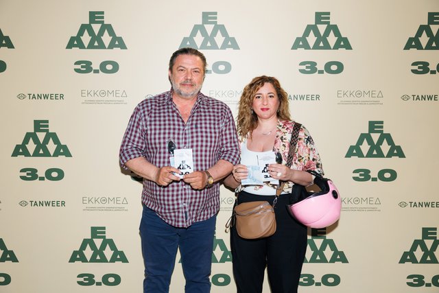 «ΕΛΛΑΔΑ 3.0» : Τρεις μικρού μήκους, φραπέδες, κόλλυβα και πεντοχίλιαρα δραχμές στην πιο new age πρεμιέρα της χρονιάς